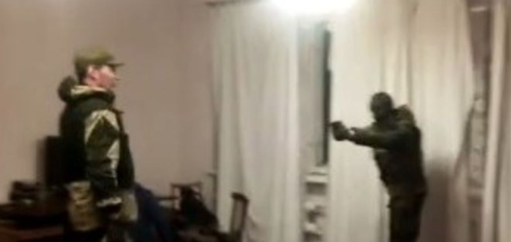 Боевики 'ЛНР' сняли на видео стрельбу друг в друга в квартире
