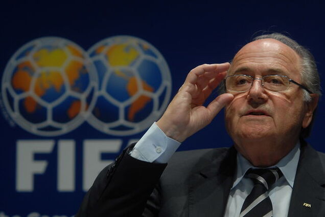 Блаттер неделю думал, как поздравить нового президента ФФУ