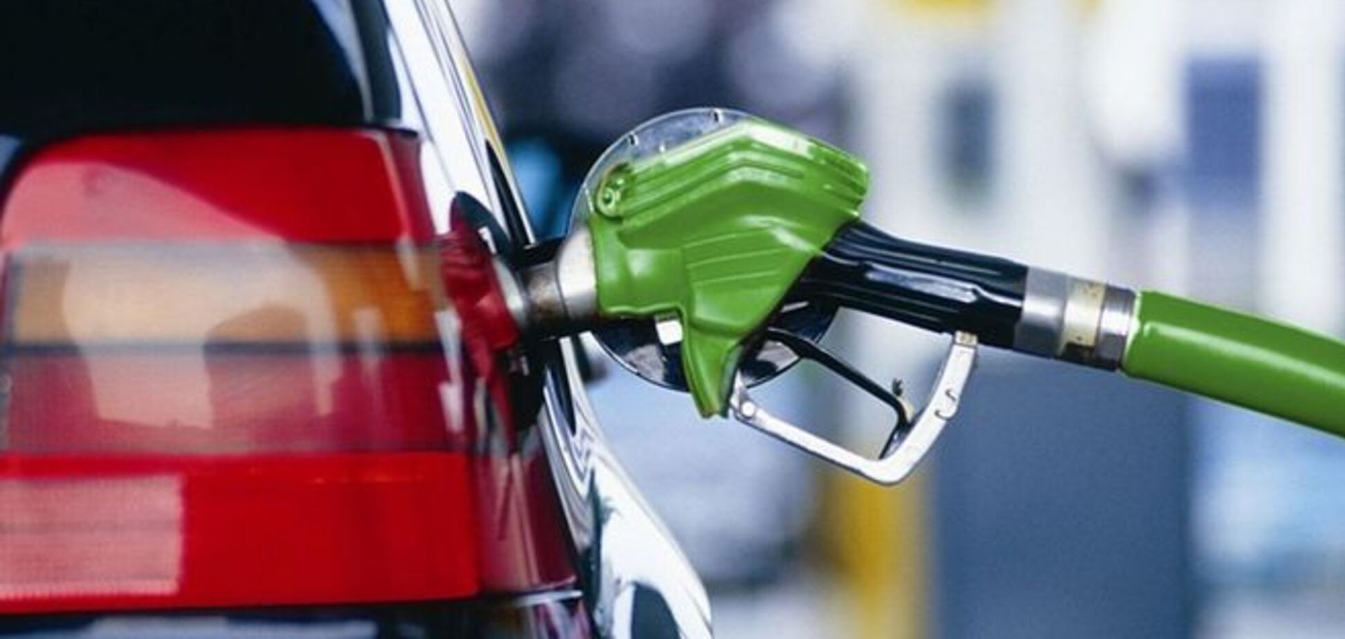 Из-за роста цен нелегальный бензин завоевывает украинский рынок