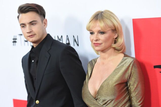 У Памелы Андерсон перекосился бюст