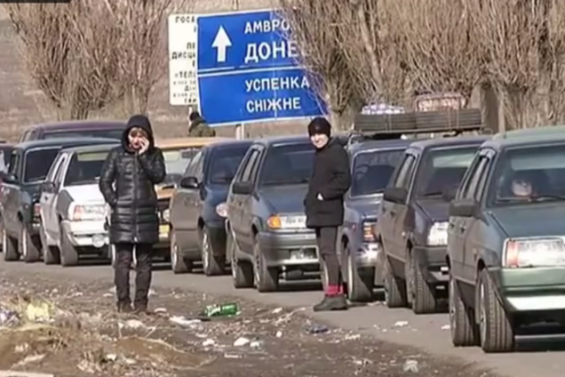 Очередь длиною в сутки: опубликовано видео 'пробки' между 'ДНР' и Россией