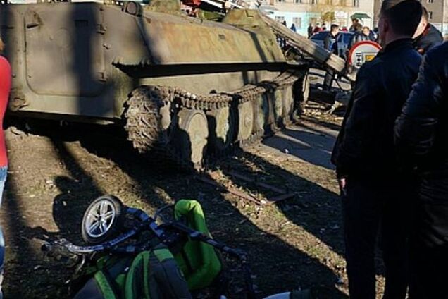 В Константиновке разъяренные жители забросали камнями БМП после смерти ребенка в аварии