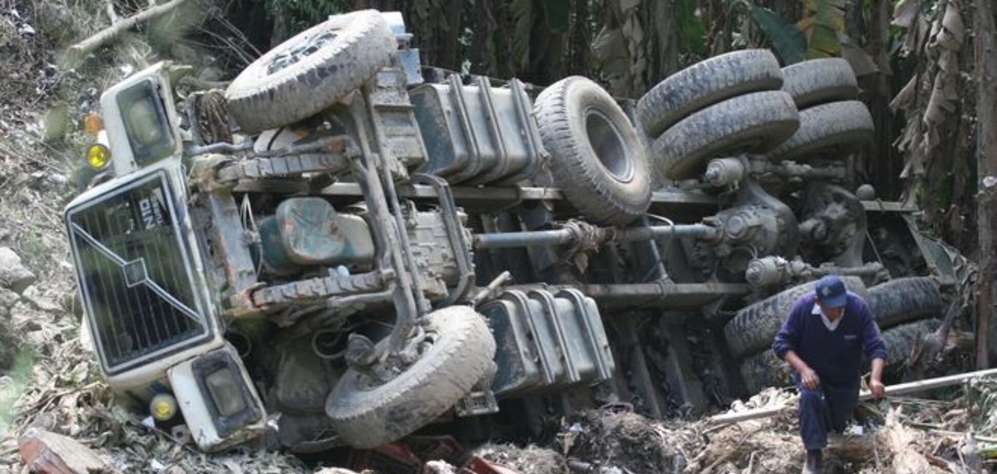 У Болівії пасажирський автобус упав у прірву