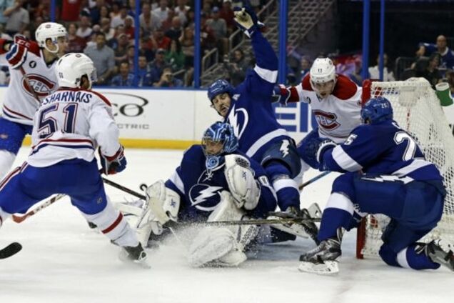 Лезвие конька спасло ворота 'молний' в матче НХЛ: видео курьеза