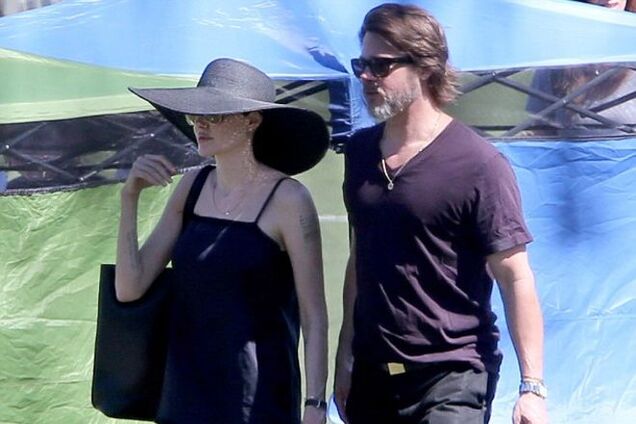 Анджелина Джоли и Брэд Питт демонстрируют чувства на публике