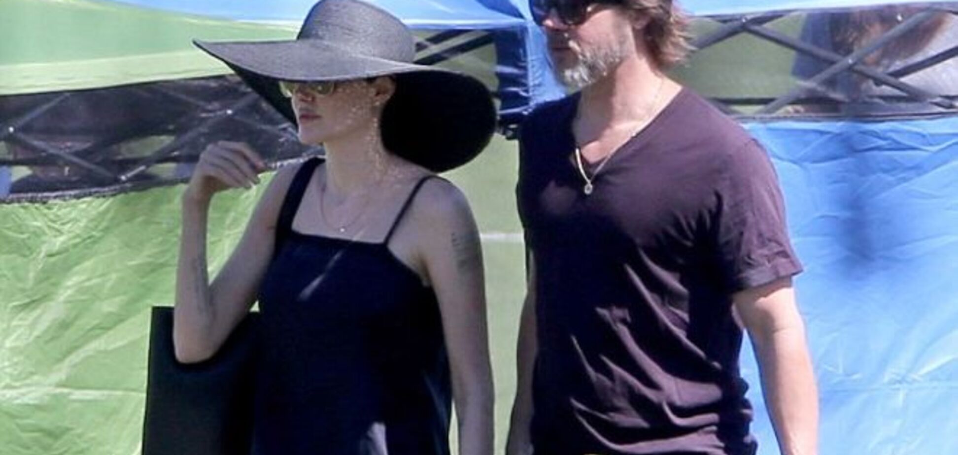 Анджелина Джоли и Брэд Питт демонстрируют чувства на публике