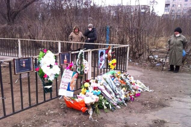 В Константиновке жители принесли цветы и игрушки к месту гибели девочки в ДТП