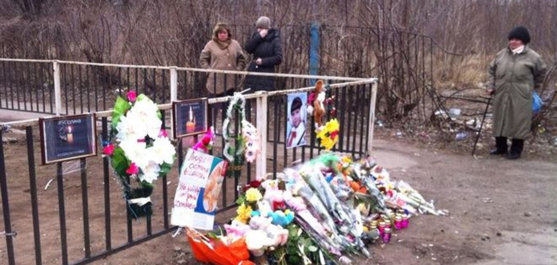 В Константиновке жители принесли цветы и игрушки к месту гибели девочки в ДТП