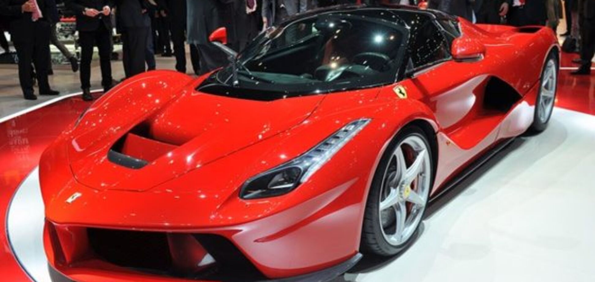 Из-за угрозы жизни Ferrari отозвала свои супергибриды
