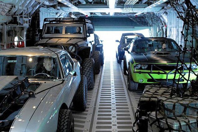 Авторы фильма 'Форсаж 7' шокировали реальными трюками: видео съемок