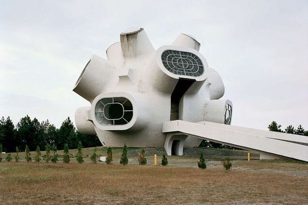 Другая Югославия: поражающие фото заброшенных футуристических памятников