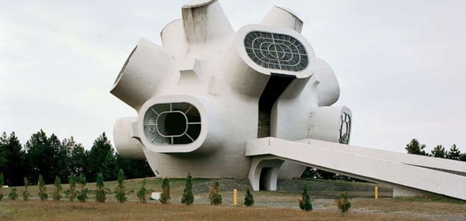Другая Югославия: поражающие фото заброшенных футуристических памятников
