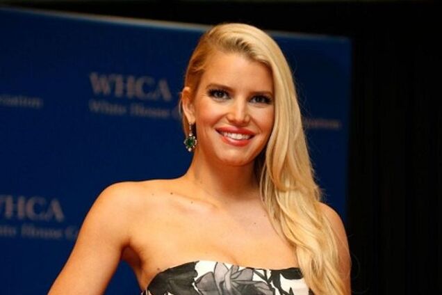 Перестаралась: Джессика Симпсон шокировала худобой