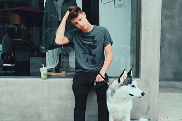 Фотографии горячих мужчин с собачками набирают популярности в сети