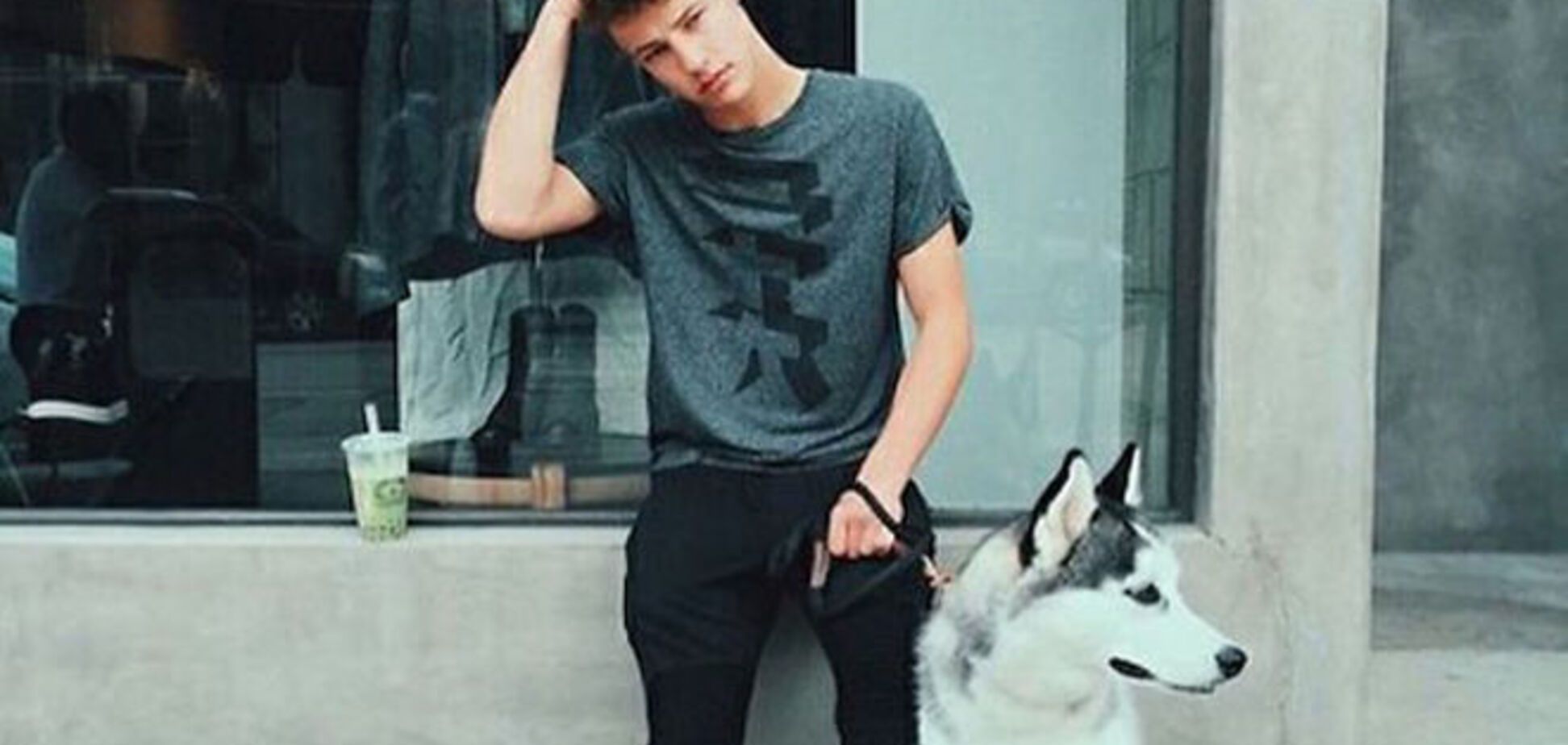 Фотографии горячих мужчин с собачками набирают популярности в сети