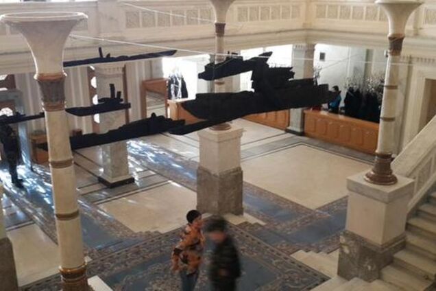 Под потолком в Раде появились корабли из обгоревших досок: фотофакт