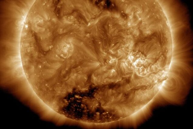 Солнце покрылось гигантскими пятнами: уникальные фото НАСА