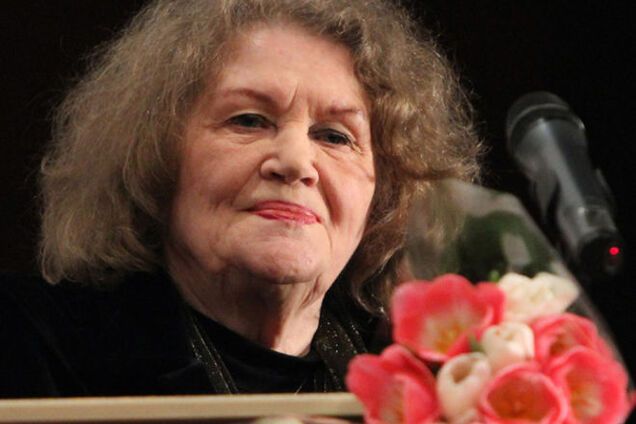 Трудно любить умную женщину: яркие цитаты Лины Костенко о любви