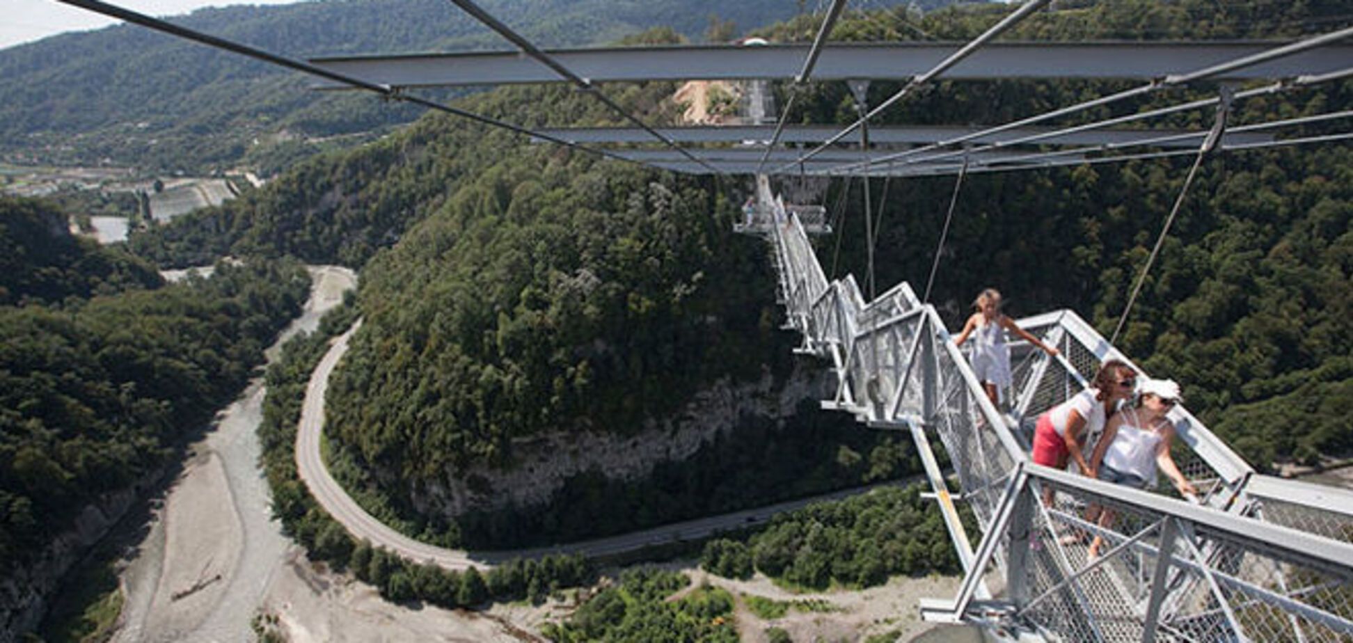 Захватывающая прогулка по самому длинному пешеходному подвесному мосту