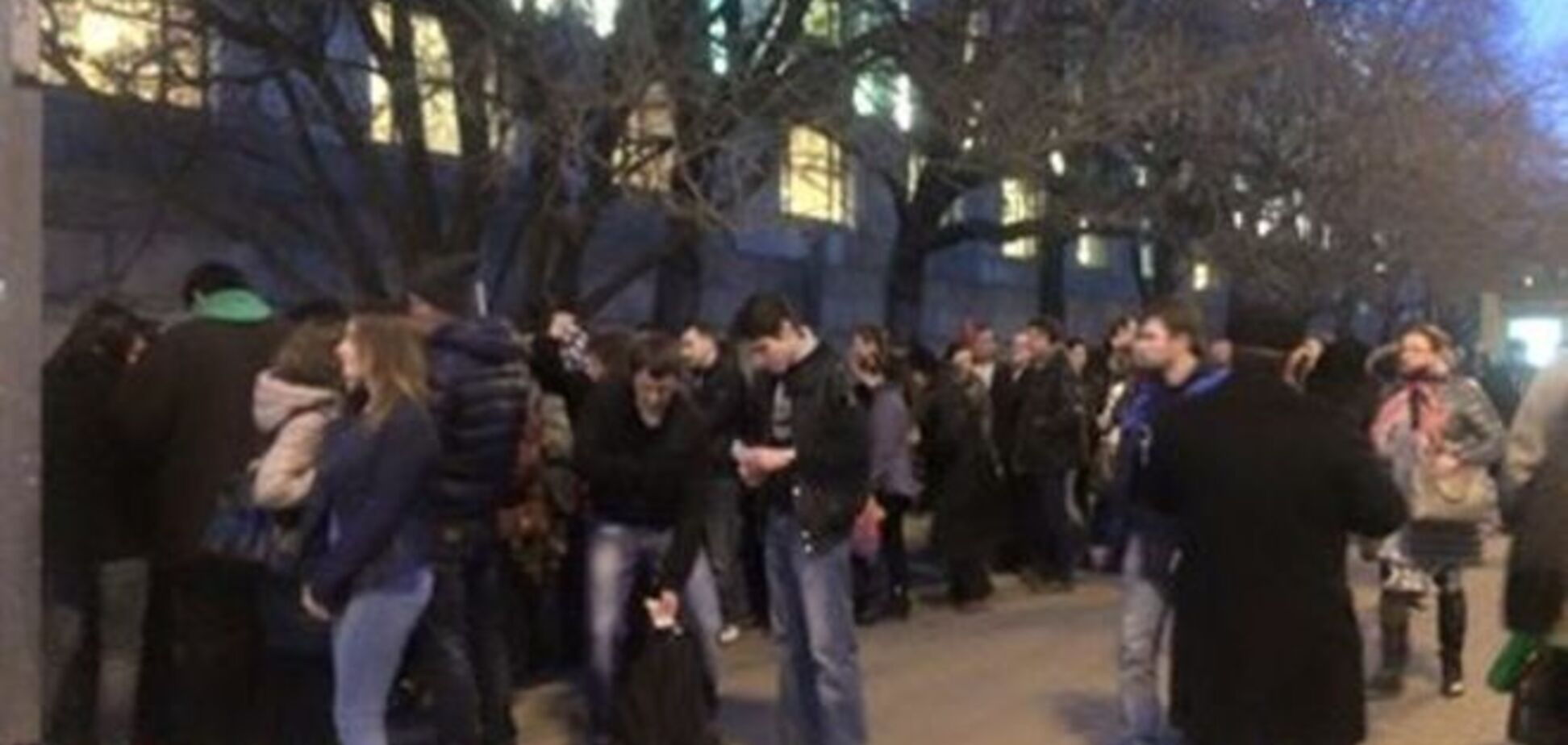 Москвичи выстроились в очередь за деньгами после 'крымского шабаша': фотофакт