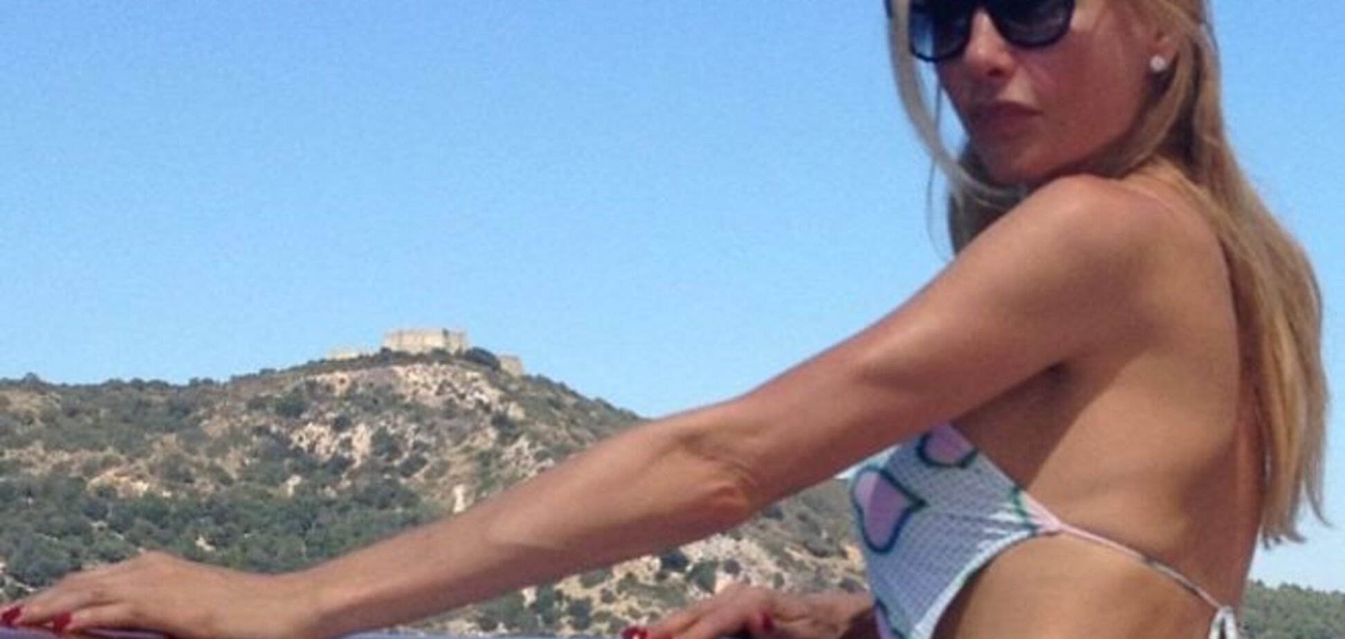 Жена Кернеса похвасталась фигурой в купальнике