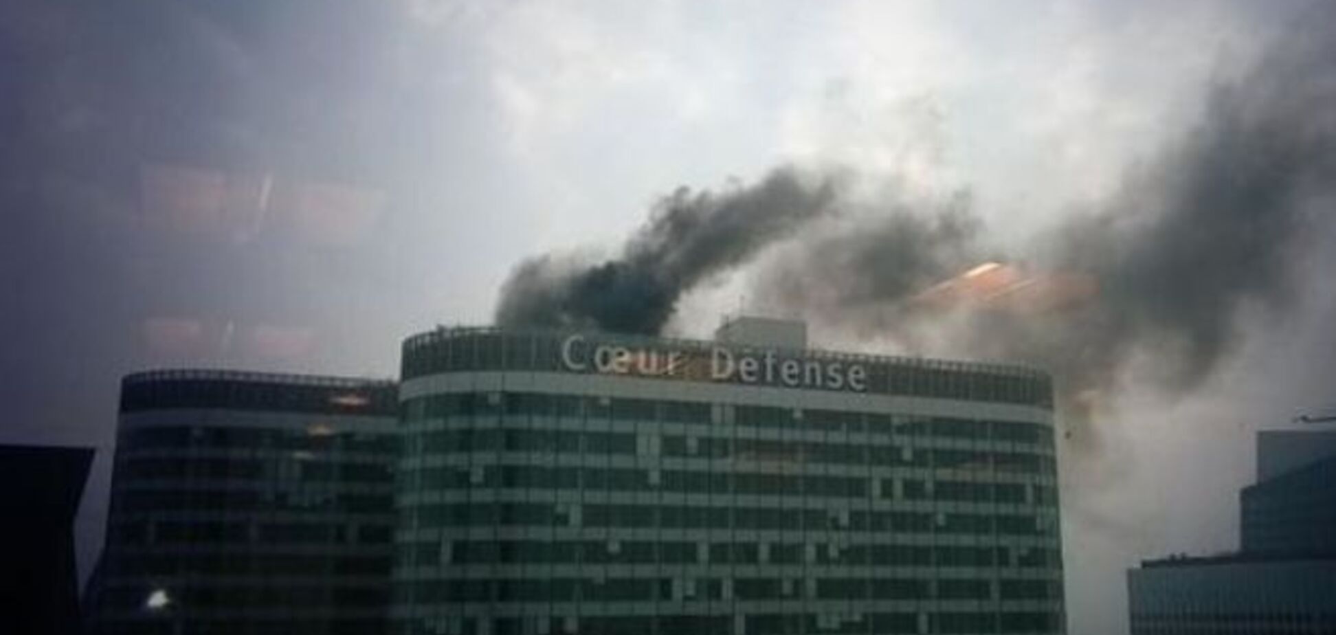 На верхнем этаже небоскреба в Париже произошел пожар: фото и видеофакт