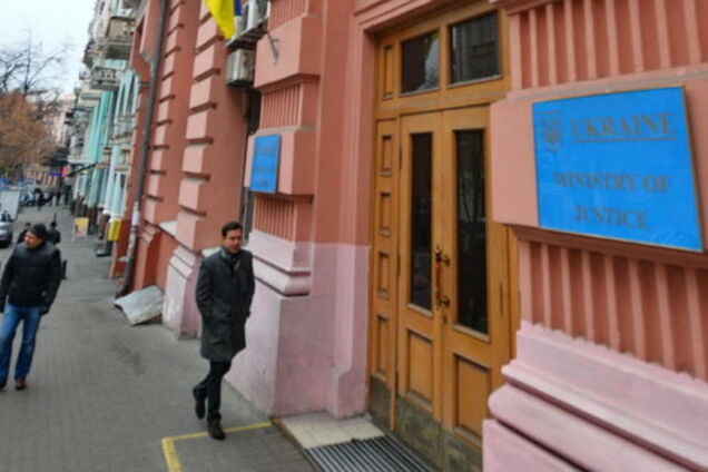 Чиновник Минюста попался на взятке в 100 тыс. грн