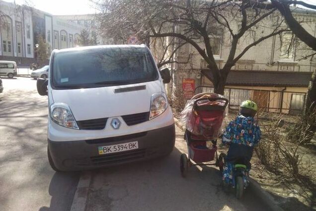 'Герой парковки': в центре Ровно водитель нахамил женщине с двумя детьми