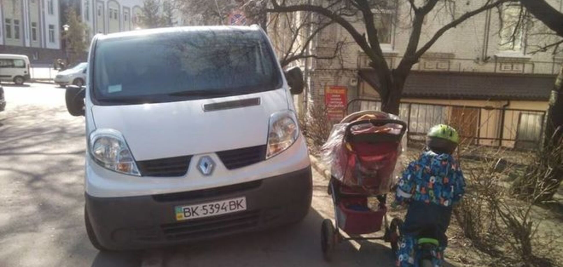 'Герой парковки': в центре Ровно водитель нахамил женщине с двумя детьми