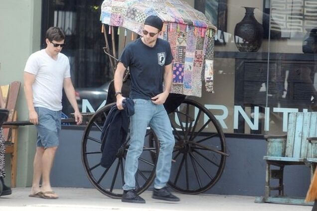 Роберт Паттинсон кокетничает с парнем в шортах