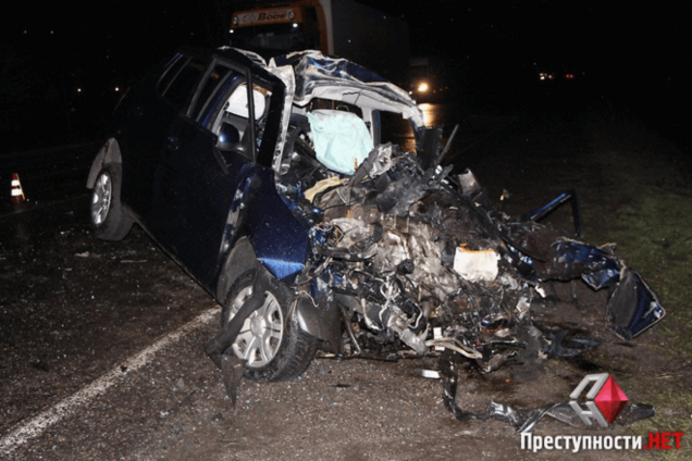 Возле Николаева Skoda на скорости врезалась в автобус: фото и видео с места событий