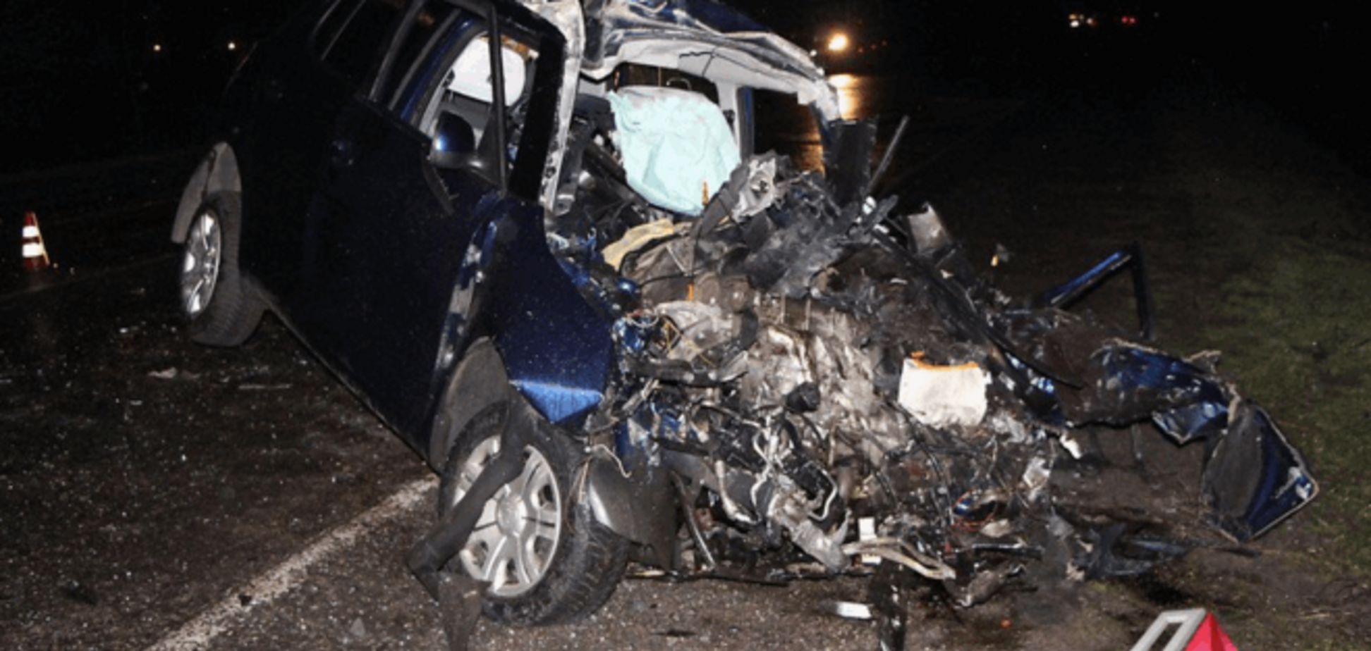 Возле Николаева Skoda на скорости врезалась в автобус: фото и видео с места событий