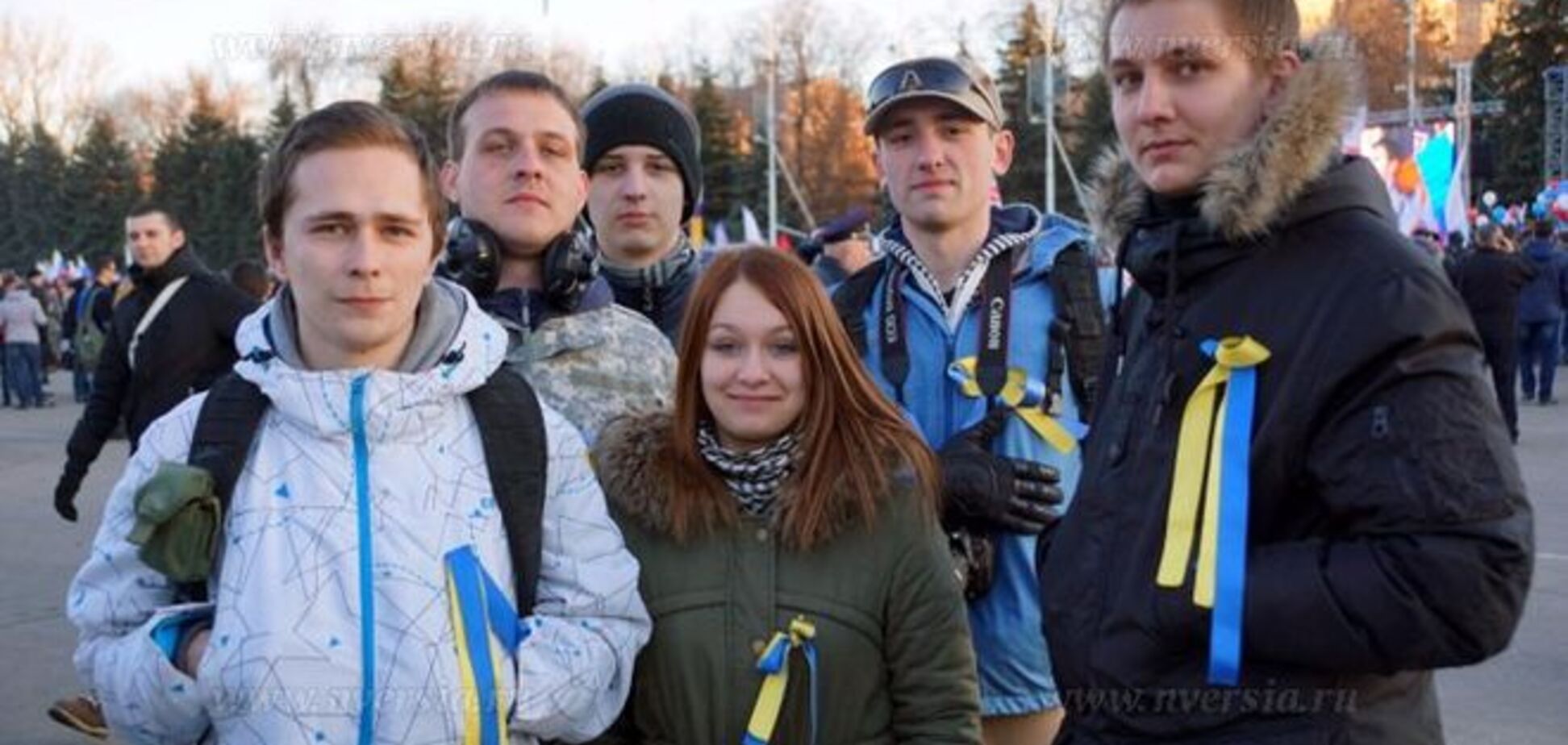 В Саратове на митинге в честь оккупации Крыма вышли люди с желто-синими ленточками: фотофакт