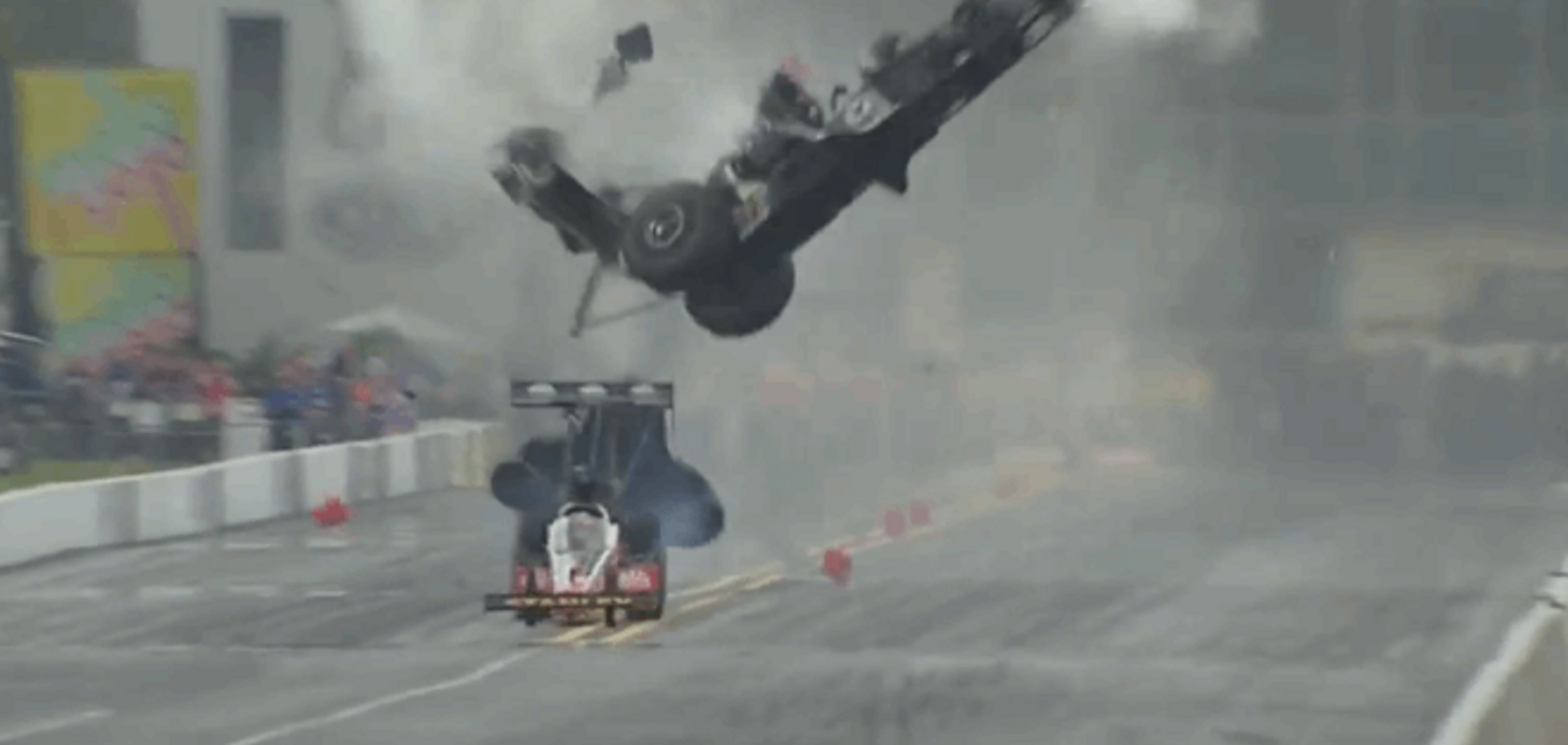 Гоночный автомобиль развалился на скорости 450 км/ч