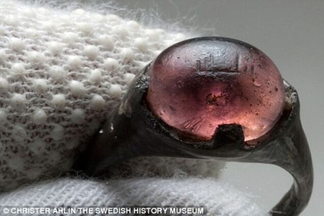 В могиле викингов нашли загадочное кольцо с надписью 'Для Аллаха'