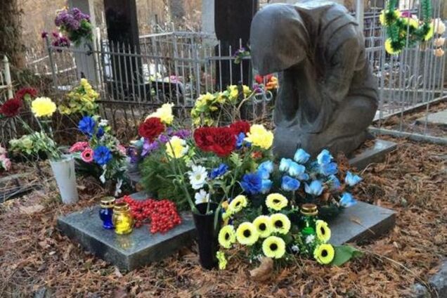 В Киеве украли памятник с могилы писателя