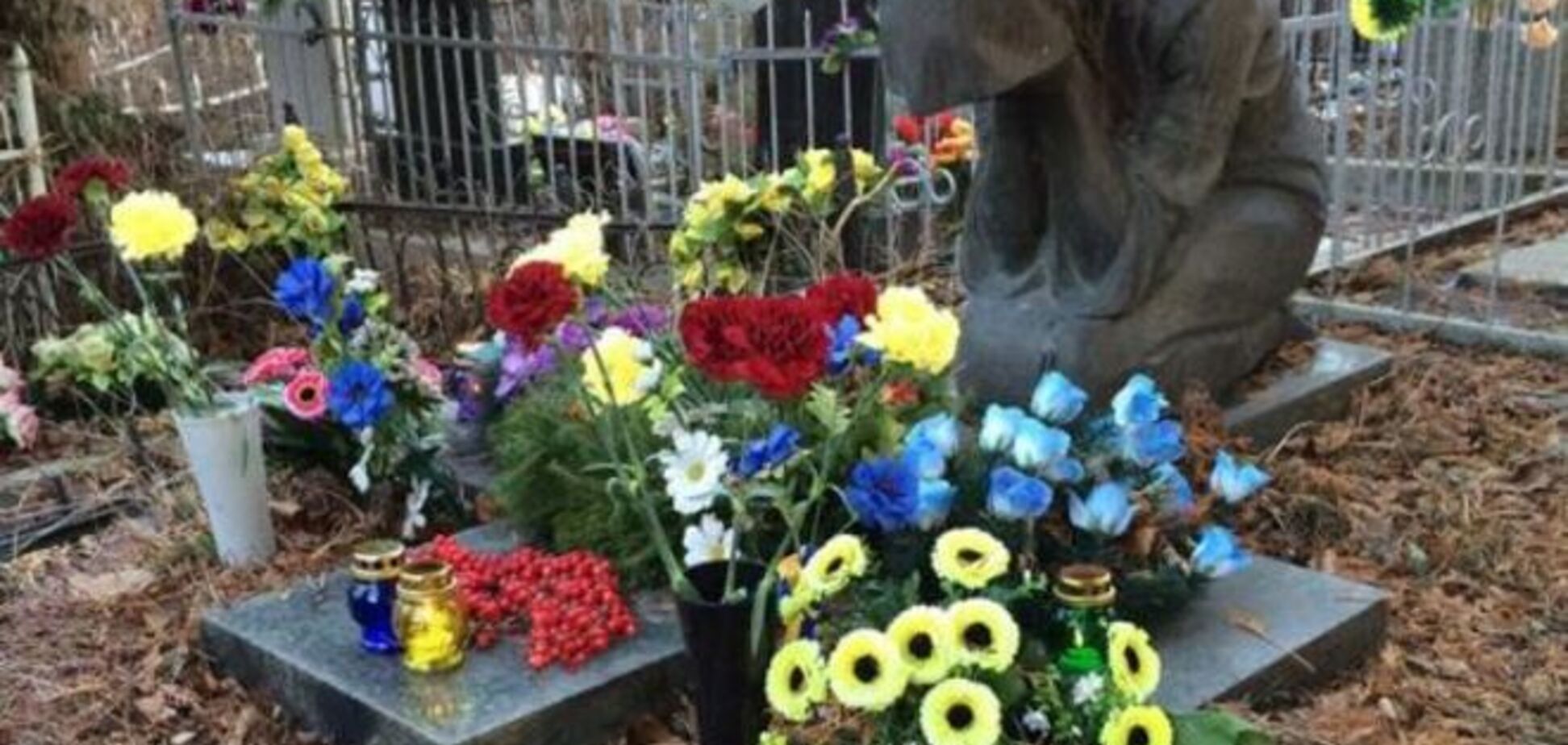В Киеве украли памятник с могилы писателя