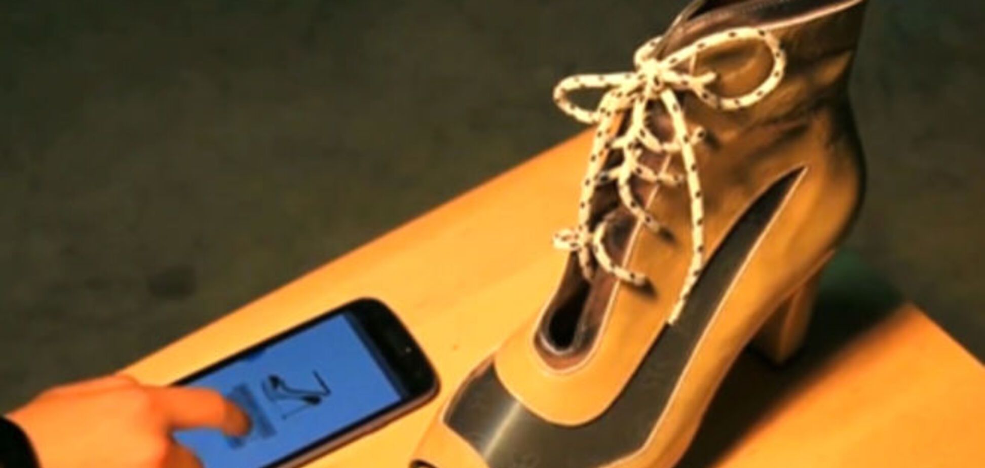 Созданы 'умные' туфли, меняющие узоры под настроение