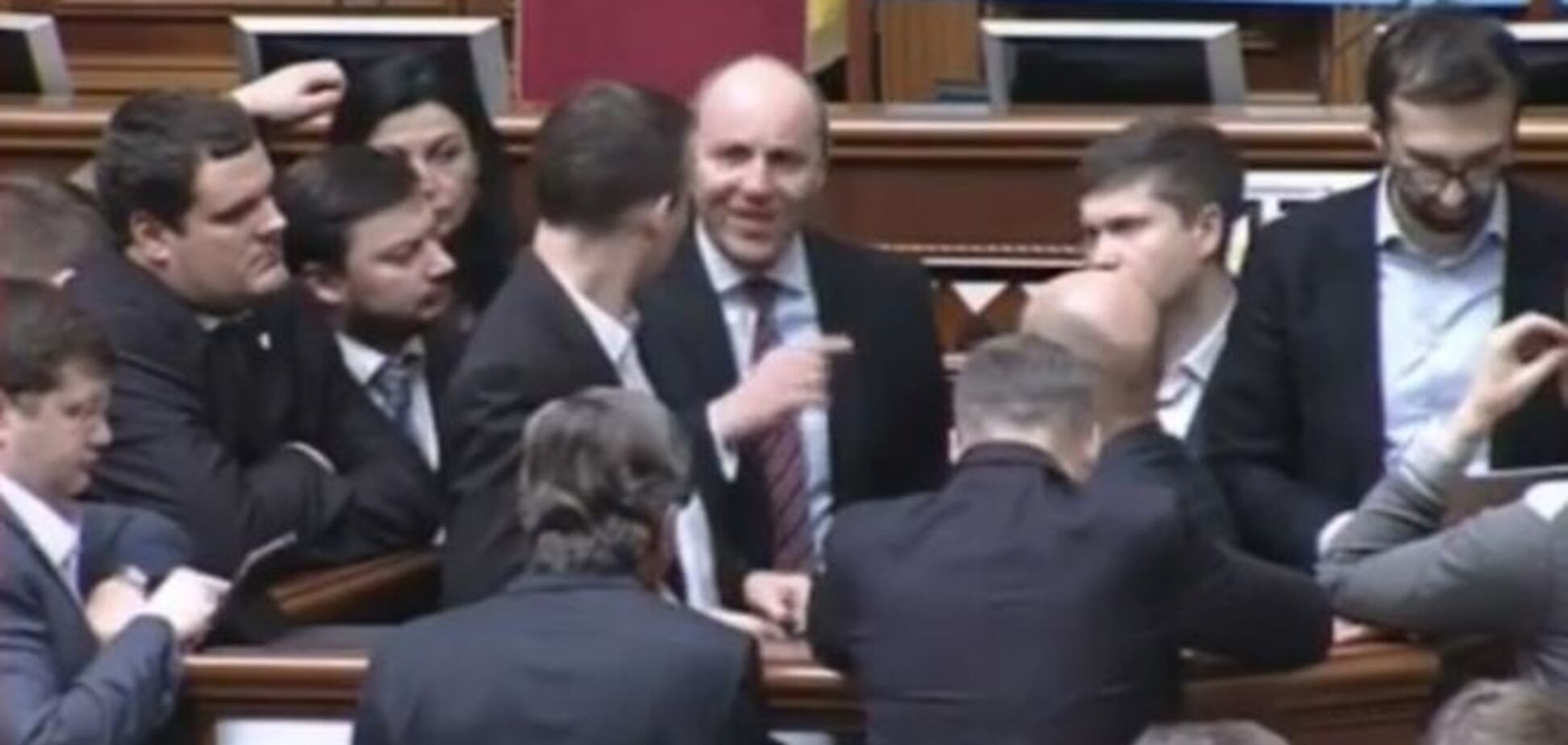 Нардепы заблокировали трибуну Рады, Гройсман закрыл заседание