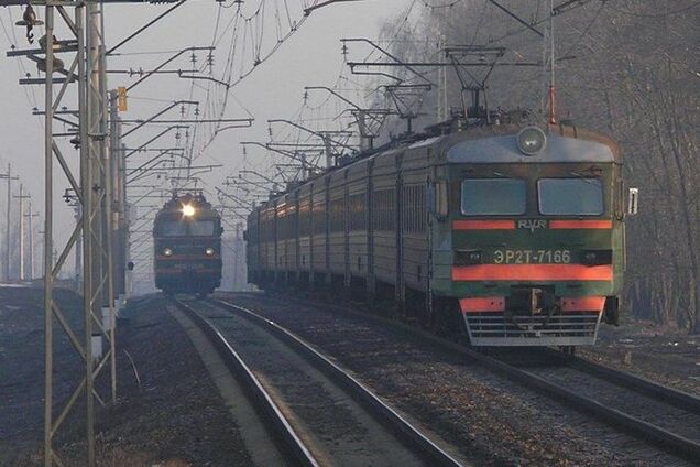 В Киеве электричка насмерть сбила парня и девушку