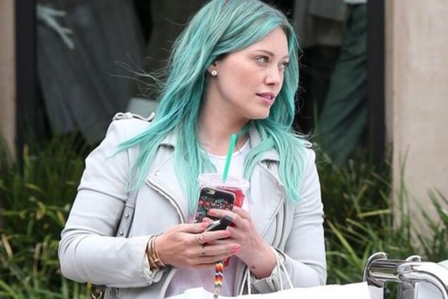 Хилари Дафф зачем-то покрасила волосы в бирюзовый 