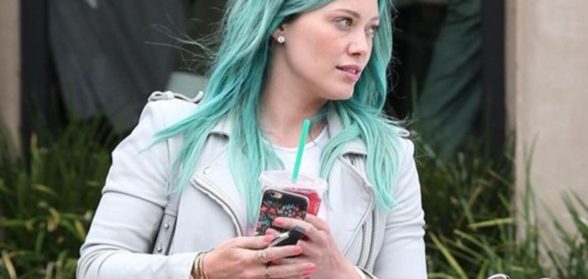 Хилари Дафф зачем-то покрасила волосы в бирюзовый