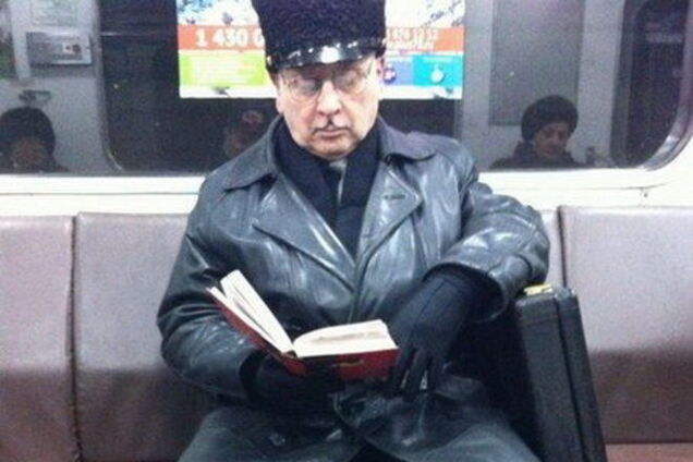 Умом Россию не понять: самые странные персонажи петербургского метро