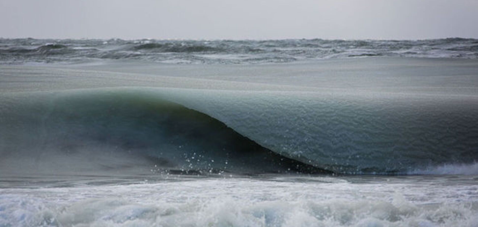 Замерзшие волны покоряют своей красотой: редкие кадры