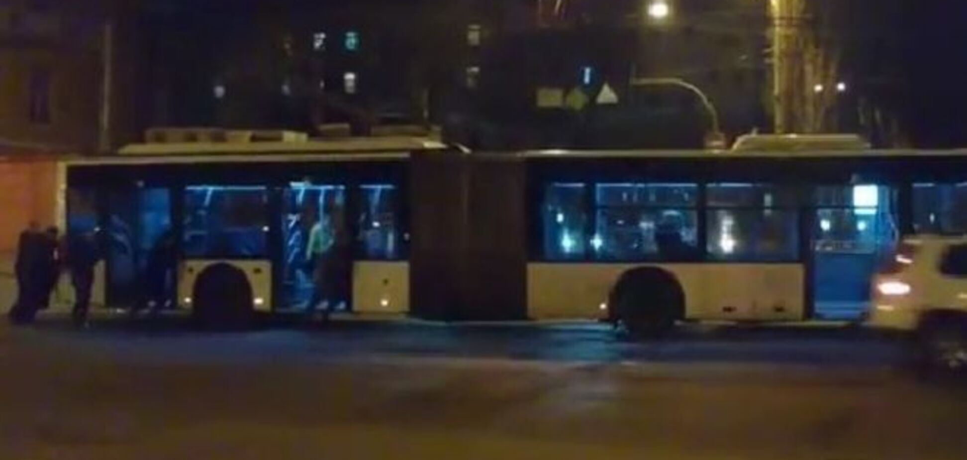 В Киеве пассажиры дружно толкали сломавшийся троллейбус: видеофакт