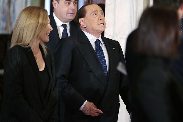 Берлускони сломал ногу при выходе из машины