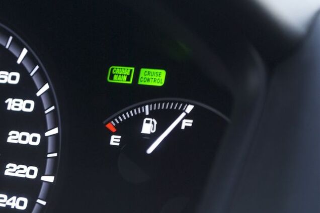 Украинским водителям не советуют заправлять полный бак бензина