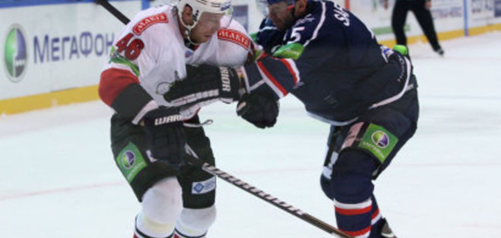 В России хоккеисты устроили массовое побоище: видео драки