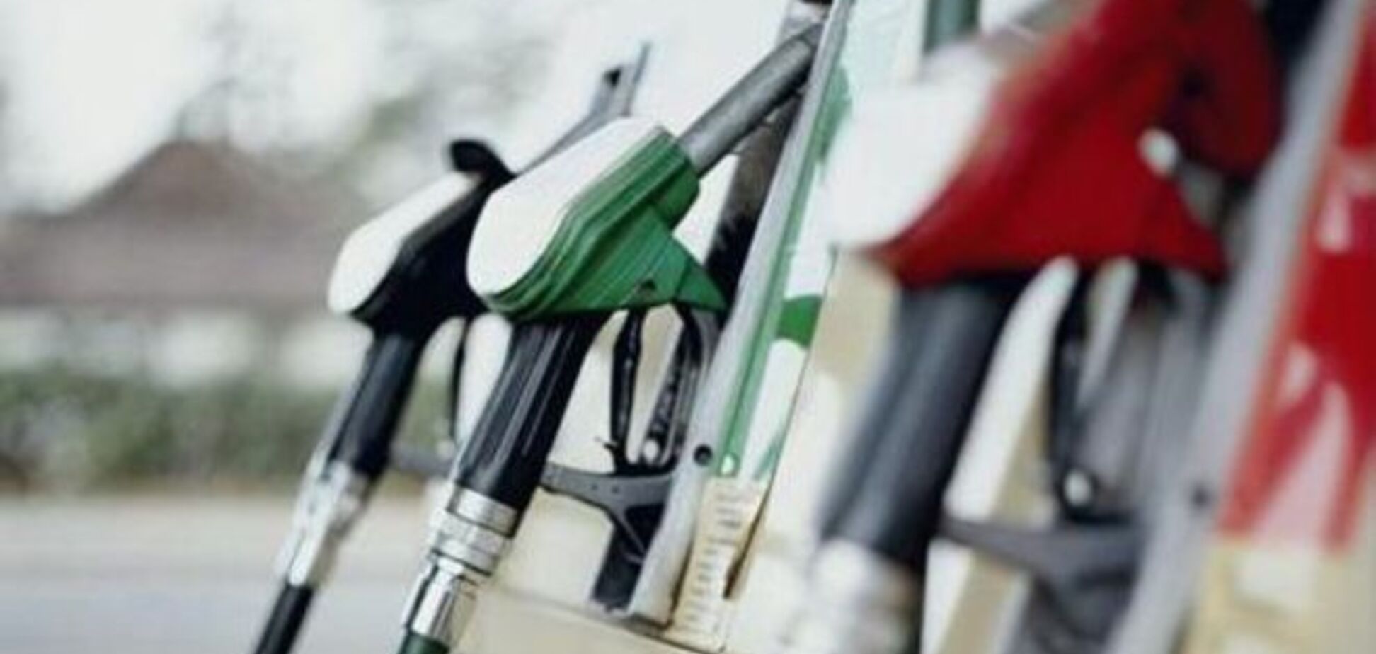 С падением курса доллара бензин подешевеет до 25-26 гривен