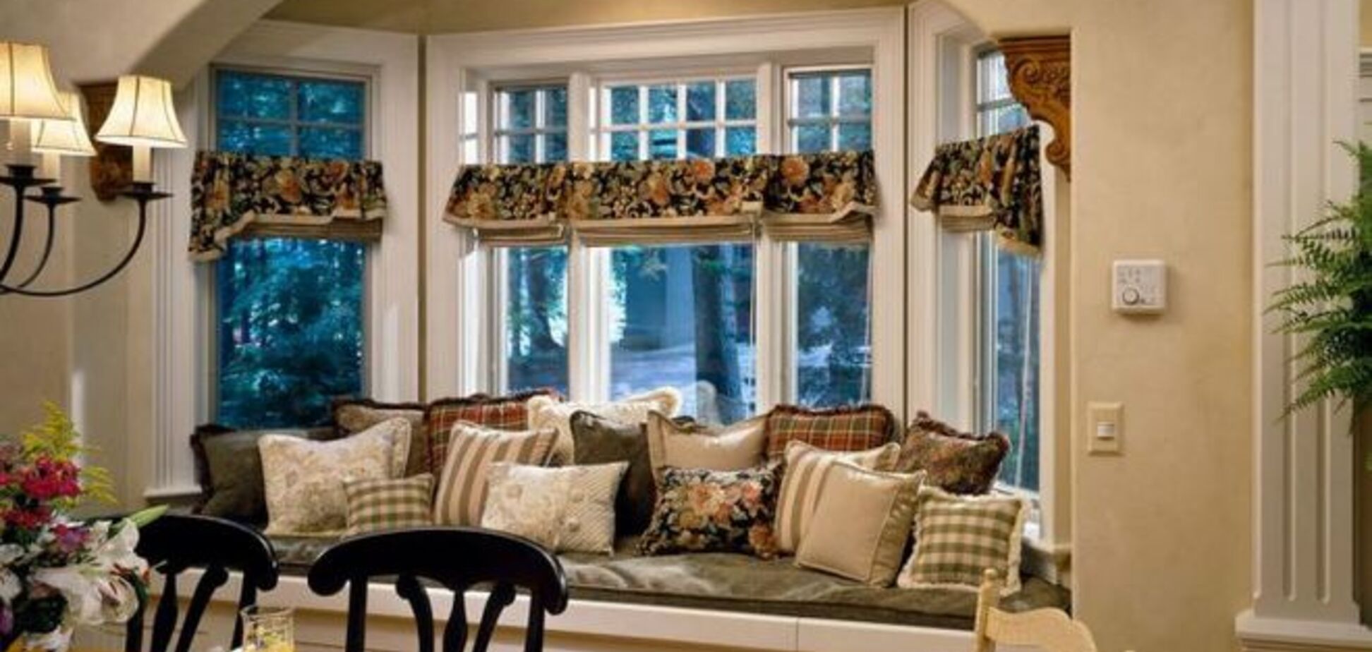 11 уютных диванчиков на подоконниках, которые помогут сэкономить пространство в доме